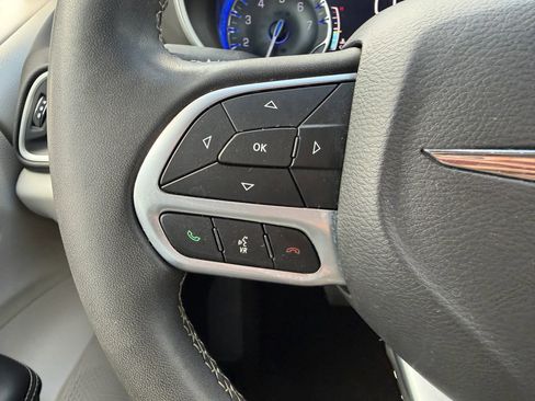 Used 2022 Chrysler Pacifica Touring-L image 19