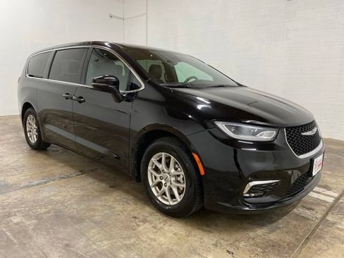 Used 2025 Chrysler Pacifica Select FWD image 7