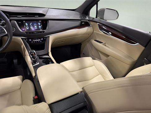 Used 2017 Cadillac XT5 Luxury w/ Driver Awareness Package FWD image 26