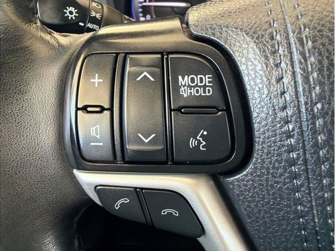 Used 2019 Toyota Highlander XLE AWD/4WD image 18