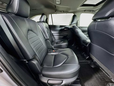 Used 2024 Toyota Highlander XLE AWD/4WD image 28