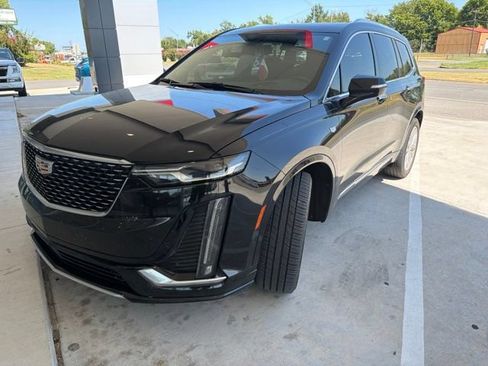 Used 2022 Cadillac XT6 Premium Luxury w/ Technology Package FWD image 2