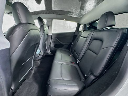 Used 2025 Tesla Model Y Long Range RWD image 18