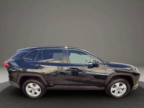 Used 2021 Toyota RAV4 LE image 4