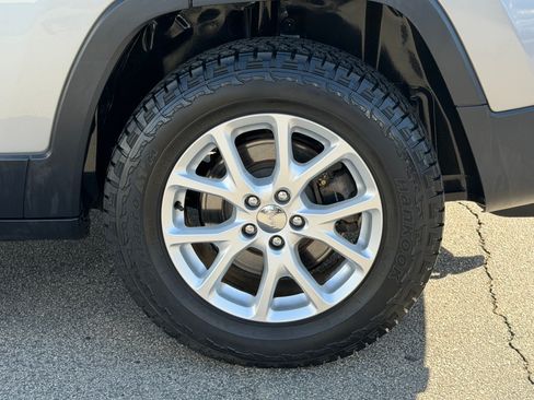 Used 2014 Jeep Cherokee Latitude AWD/4WD image 10