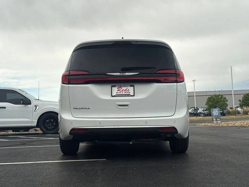 Used 2023 Chrysler Pacifica Touring-L FWD image 23