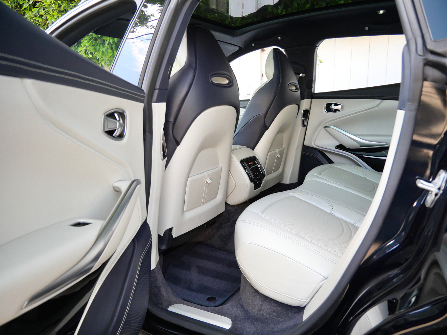 Used 2023 Aston Martin DBX AWD/4WD image 17