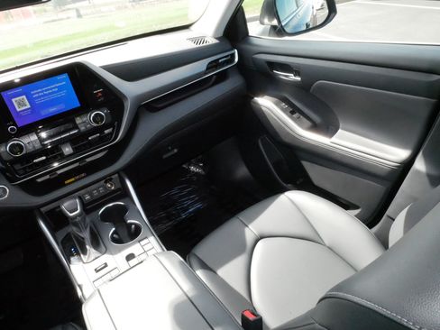 Certified 2026 Toyota Highlander XLE AWD/4WD image 11