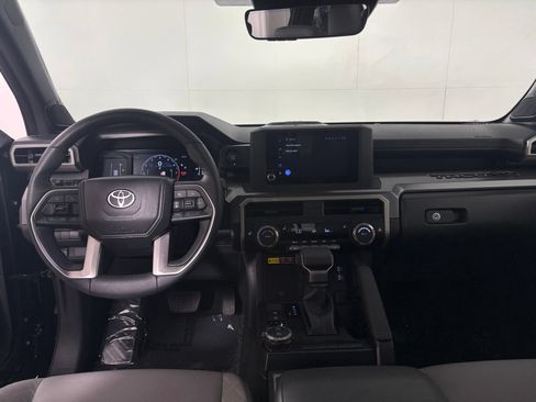 Used 2025 Toyota Tacoma SR5 AWD/4WD image 15
