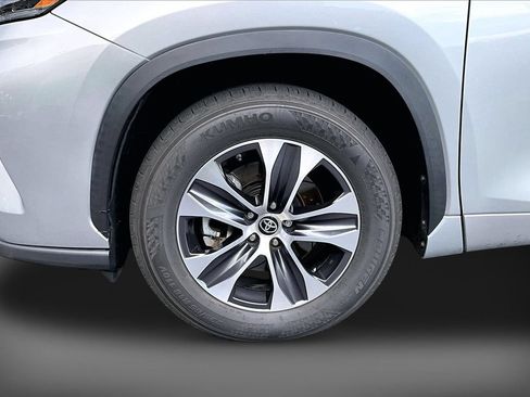 Used 2021 Toyota Highlander XLE FWD image 32