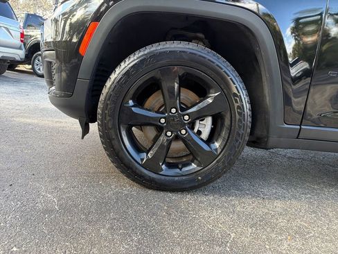 Used 2023 Jeep Grand Cherokee L Laredo image 12