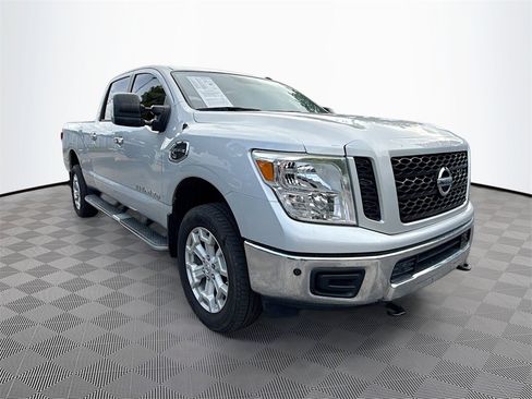 Used 2019 Nissan Titan SV w/ SV Convenience Package image 4