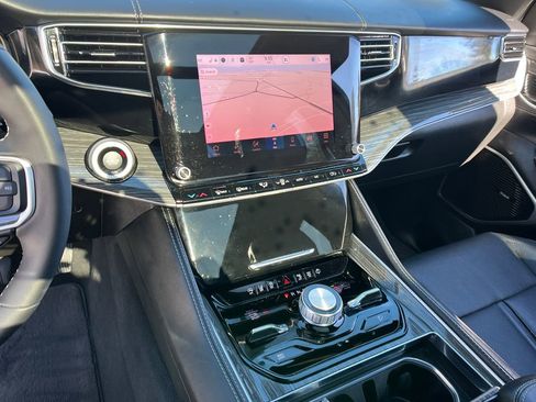 Used 2022 Jeep Wagoneer Series III w/ Premium Group I image 16