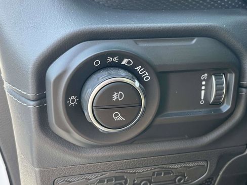 Used 2025 Jeep Gladiator Mojave w/ Convenience Group AWD/4WD image 18