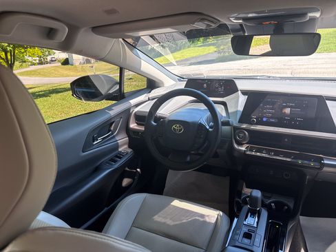Used 2023 Toyota Prius XLE FWD image 15
