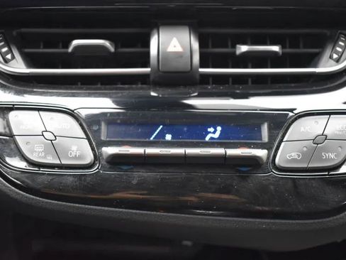 Used 2022 Toyota C-HR XLE image 32