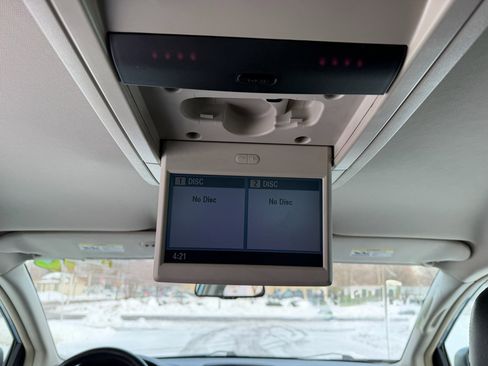 Used 2013 Chrysler Town & Country Touring image 11