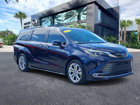 Used 2024 Toyota Sienna Platinum FWD image 3
