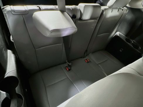 Used 2021 Toyota Highlander XLE AWD/4WD image 26