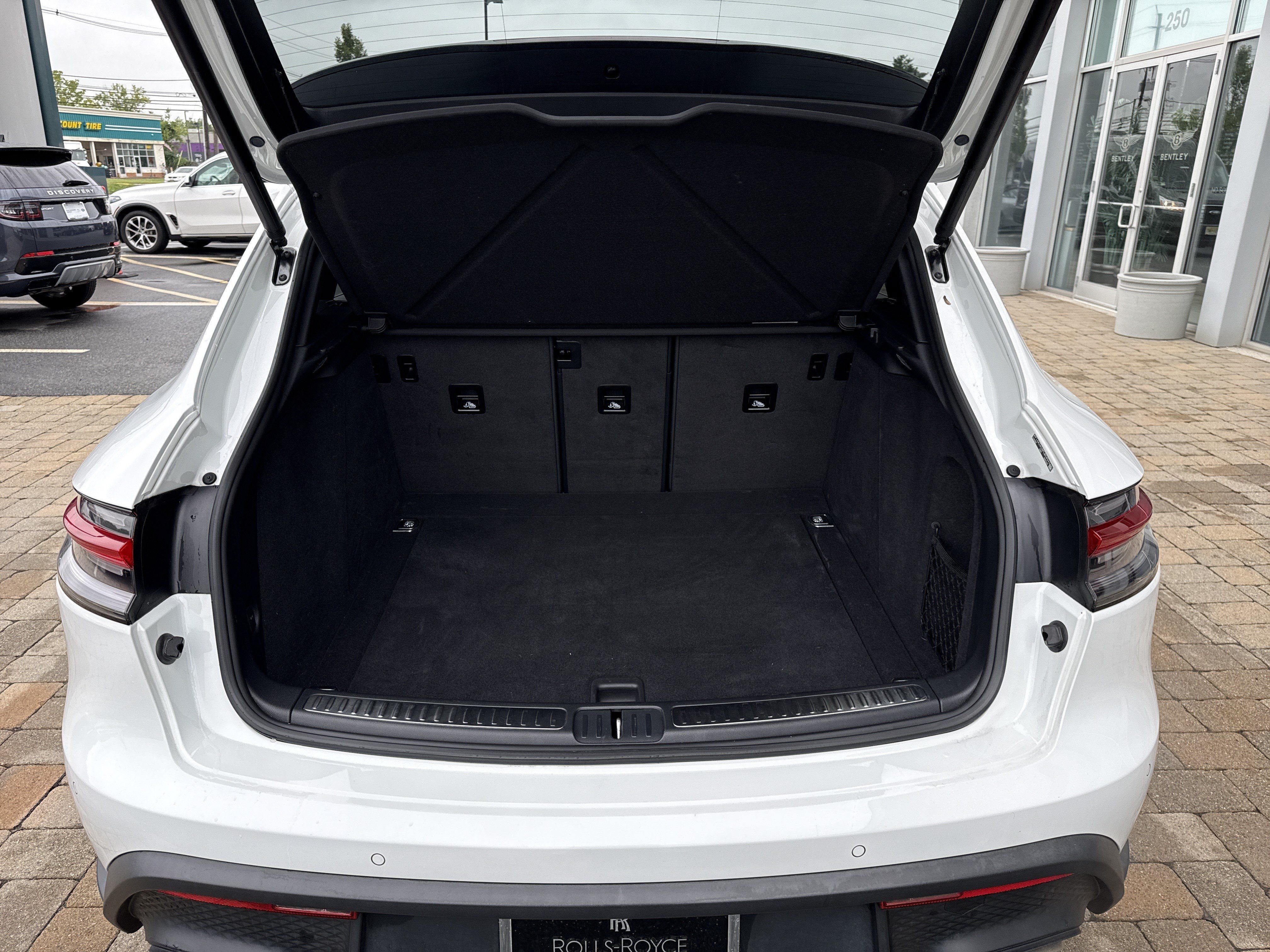 Used 2023 Porsche Macan AWD/4WD image 30