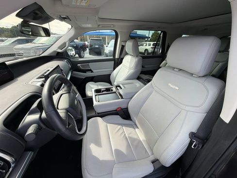 Used 2025 Ford Expedition Platinum AWD/4WD image 9