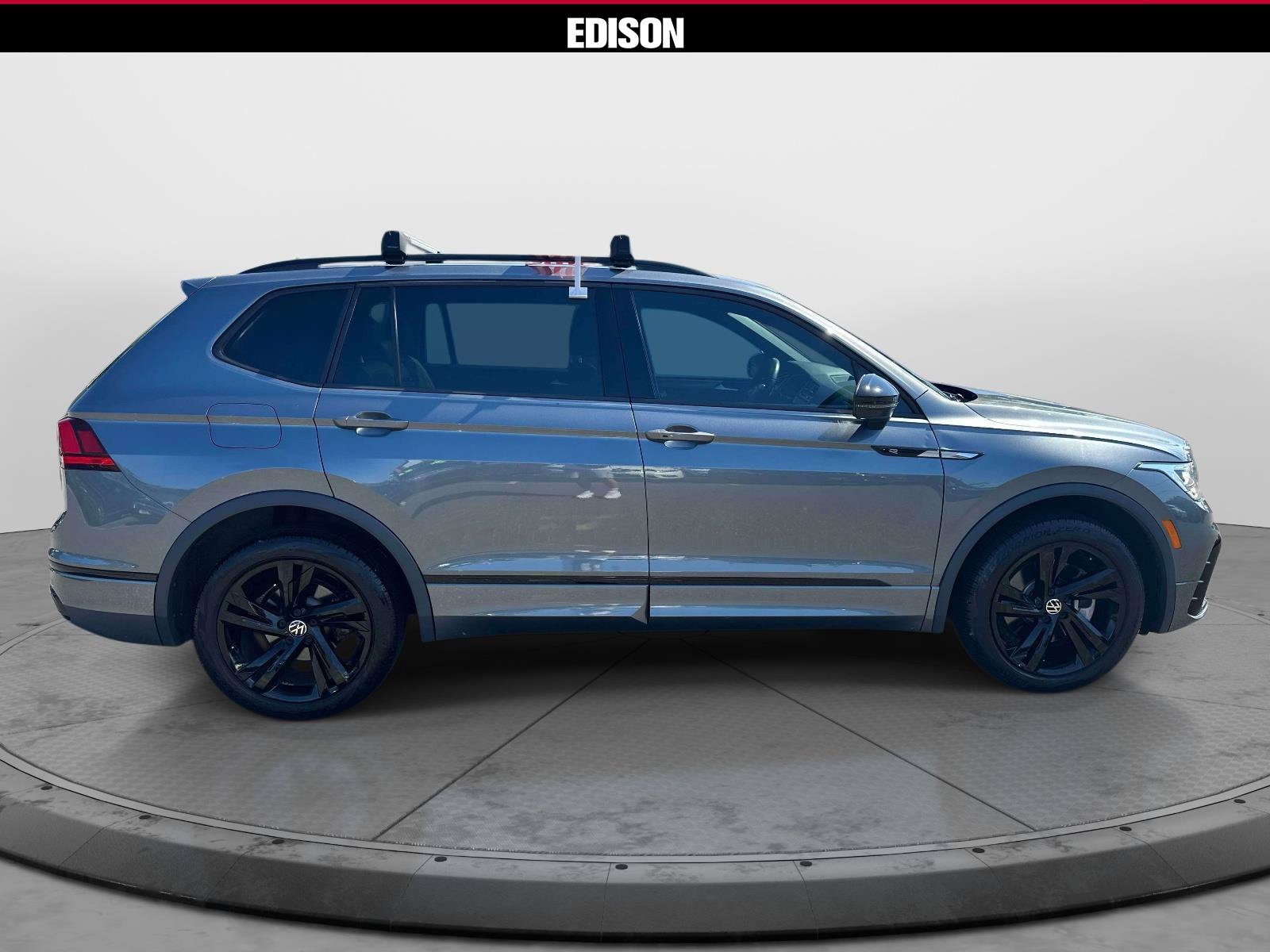Used 2023 Volkswagen Tiguan SE R-Line AWD/4WD image 3
