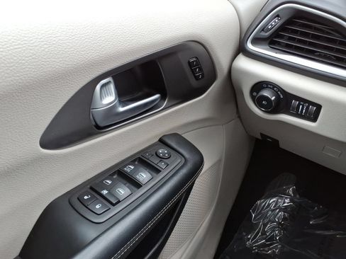 Used 2023 Chrysler Pacifica Touring-L FWD image 24