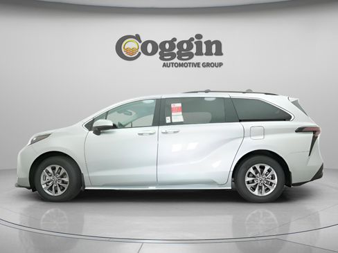 Used 2025 Toyota Sienna XLE image 6