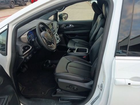 Used 2025 Chrysler Pacifica Select image 3