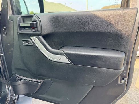 Used 2017 Jeep Wrangler Unlimited Sahara w/ Connectivity Group image 10