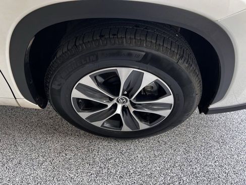 Certified 2021 Toyota Highlander XLE image 8