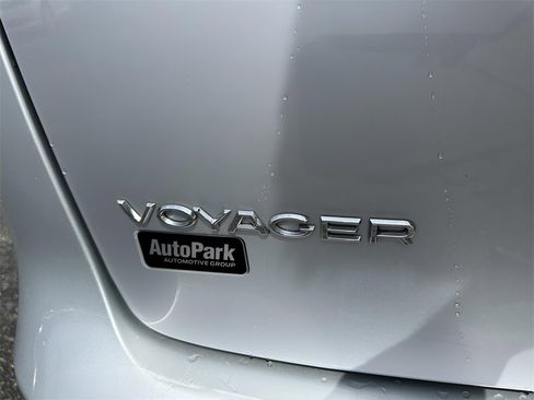 Used 2023 Chrysler Voyager LX image 9