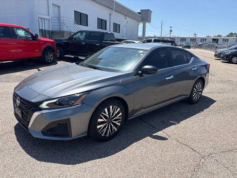 Used 2025 Nissan Altima 2.5 SV FWD image 3