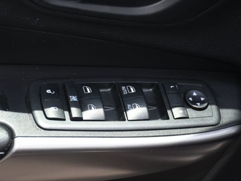 Used 2019 Jeep Cherokee Latitude Plus AWD/4WD image 10