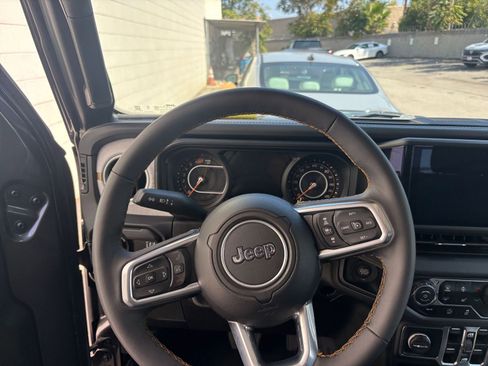 Used 2025 Jeep Wrangler Sahara image 34