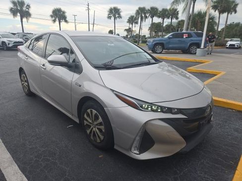 Used 2021 Toyota Prius Prime XLE FWD image 2