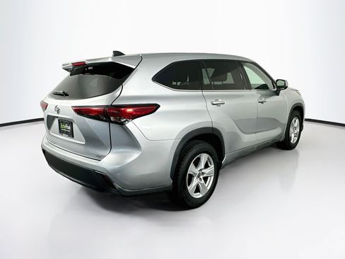 Used 2022 Toyota Highlander LE FWD image 9