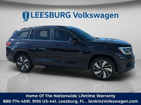 Used 2025 Volkswagen Atlas SE image 2