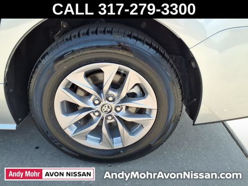 Used 2025 Toyota Sienna XLE FWD image 14