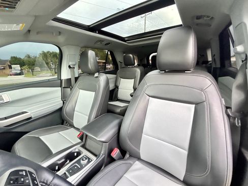 Used 2023 Ford Explorer XLT w/ Equipment Group 202A image 5