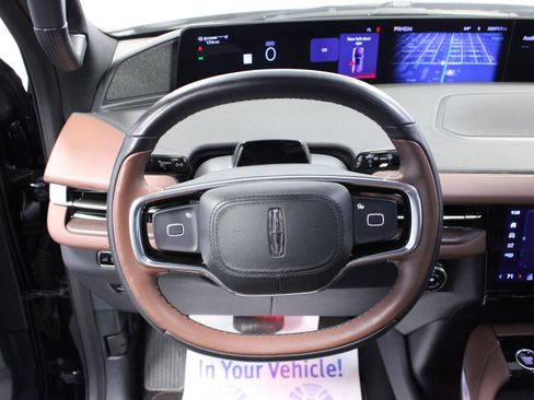 Used 2025 Lincoln Navigator Reserve AWD/4WD image 18