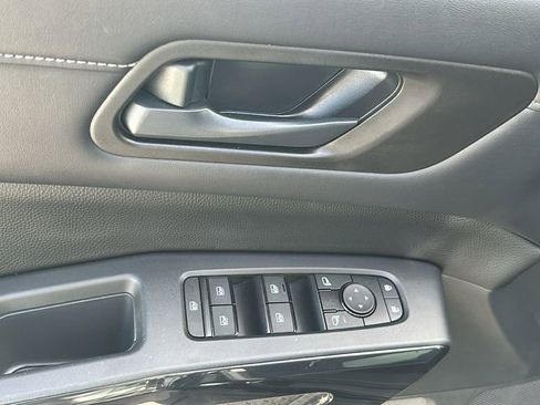 Used 2024 Nissan Pathfinder S image 14