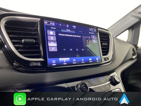 Used 2025 Chrysler Pacifica Select image 2