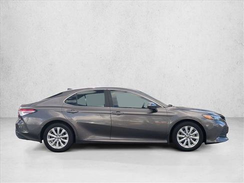 Used 2020 Toyota Camry LE image 4