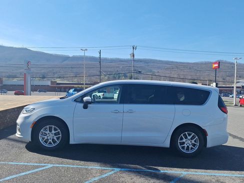 Used 2023 Chrysler Pacifica Touring-L image 6