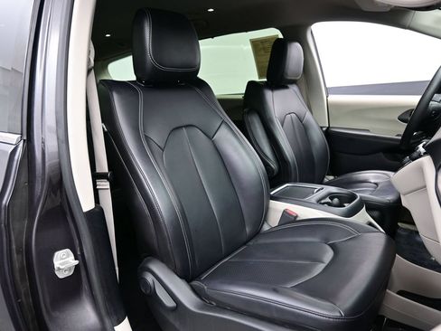 Used 2023 Chrysler Pacifica Touring-L FWD image 17