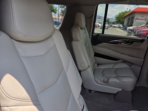 Used 2019 Cadillac Escalade ESV Luxury AWD/4WD image 11