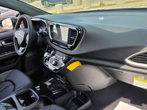 New 2026 Chrysler Voyager LX image 13