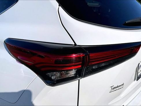 Used 2023 Toyota Highlander LE AWD/4WD image 22