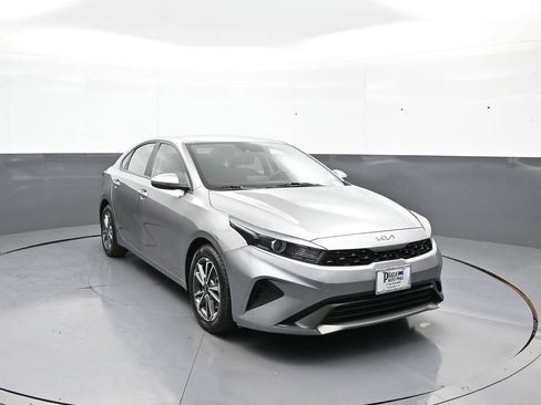 Used 2022 Kia Forte LXS w/ LXS Technology Package FWD image 3